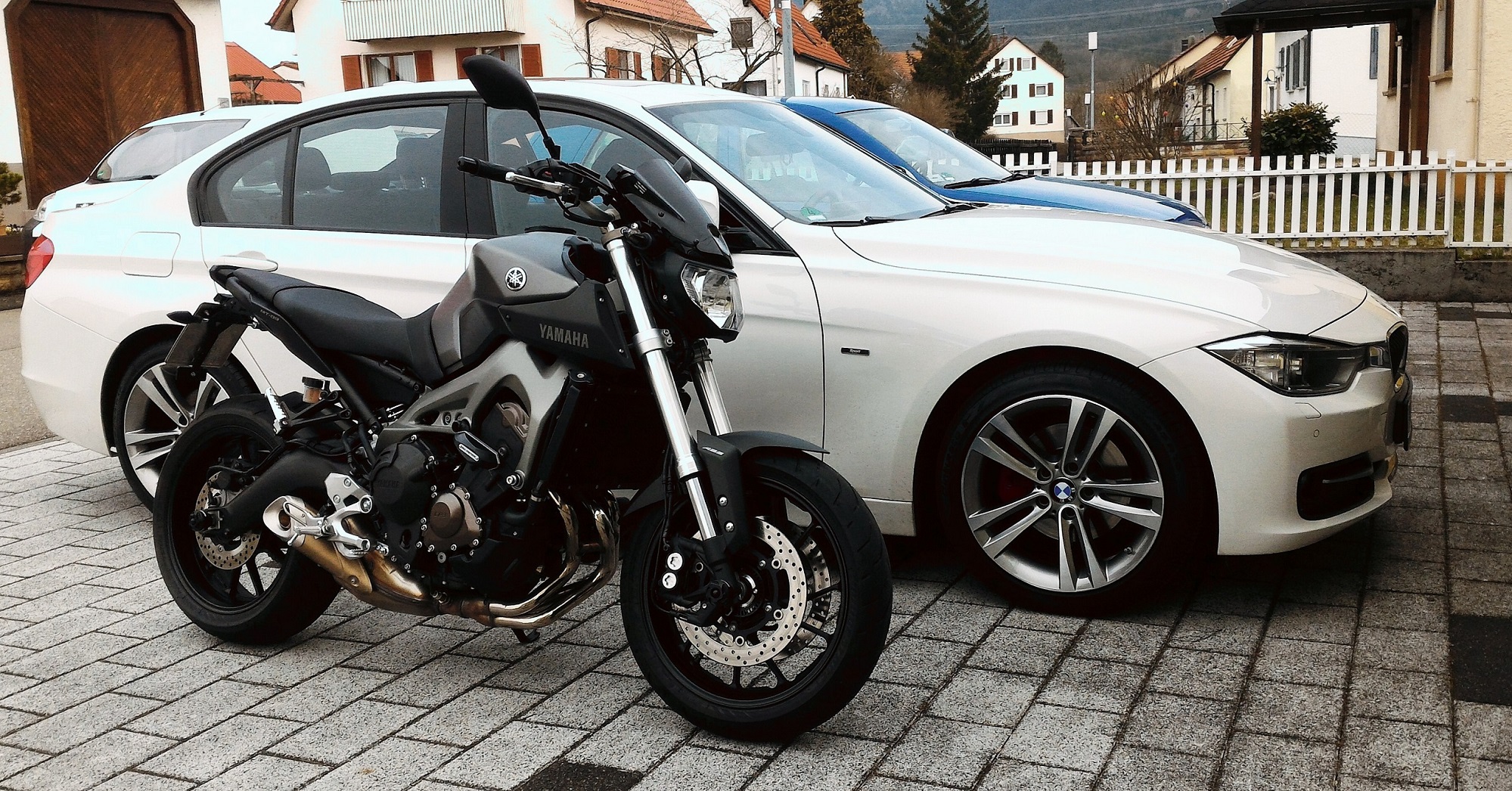 BMW F30 + Yamaha MT-09